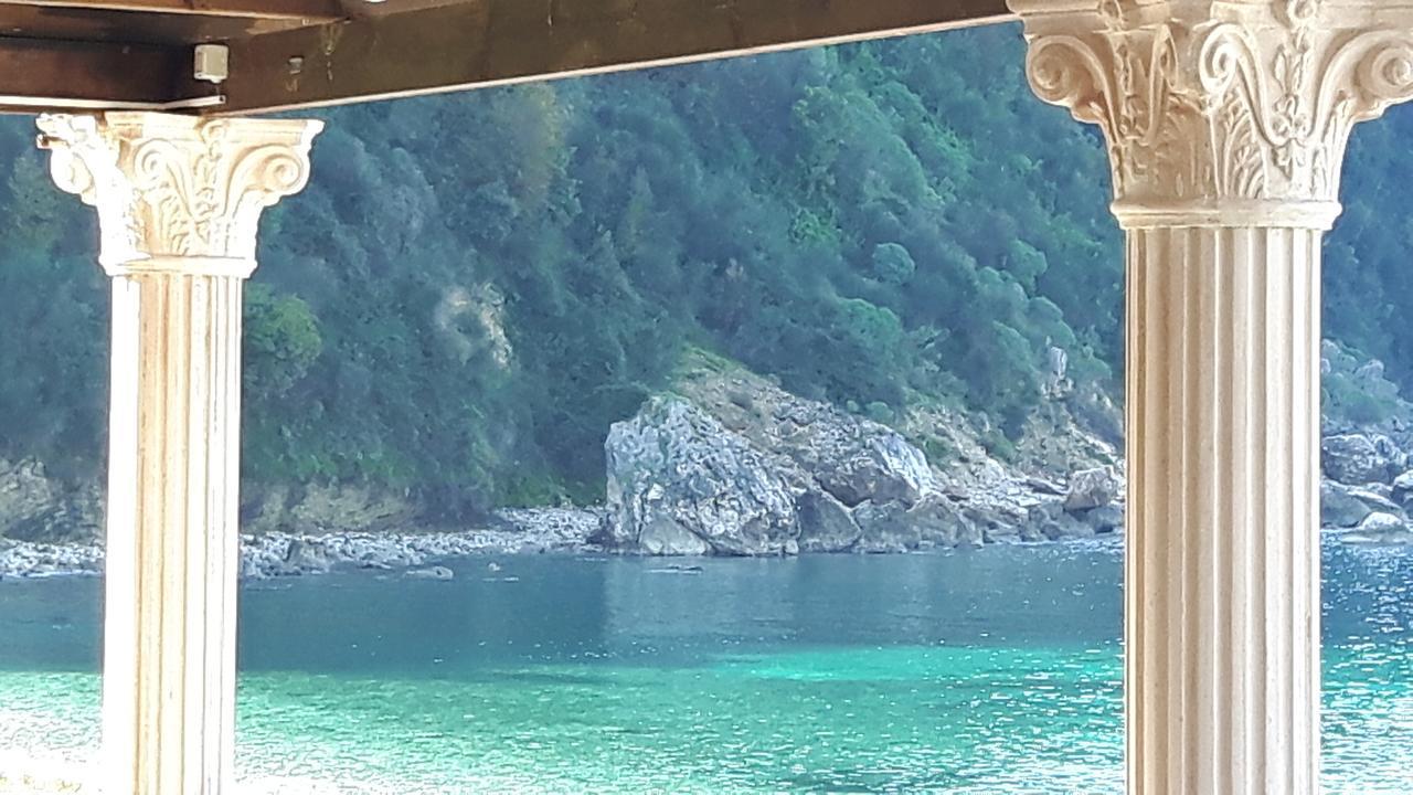 Castle Hotel Himare Exterior photo